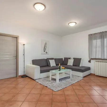 Narcisa With Terrace Apartment