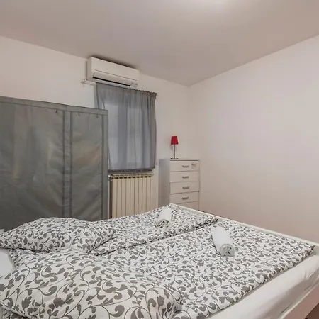 Narcisa With Terrace Apartment